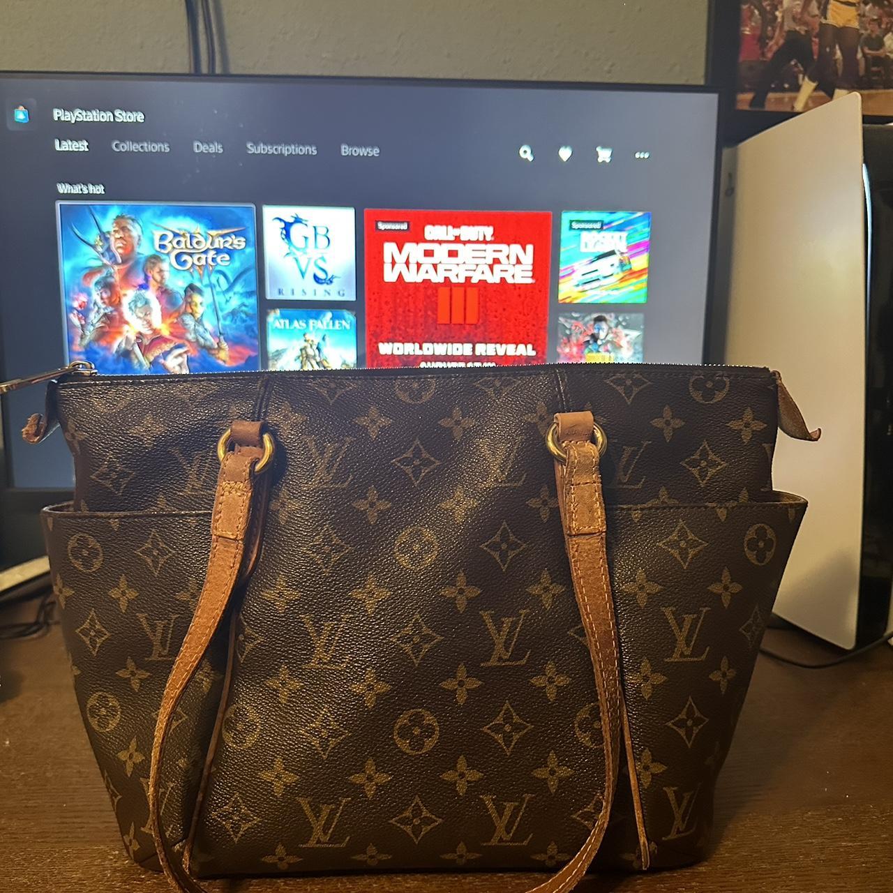 Louis Vuitton bag. I bought the bag used so the - Depop