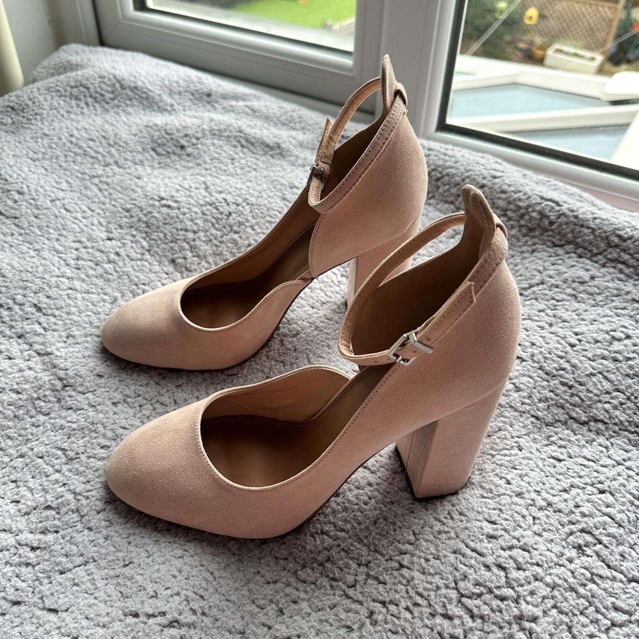 Short nude clearance block heels