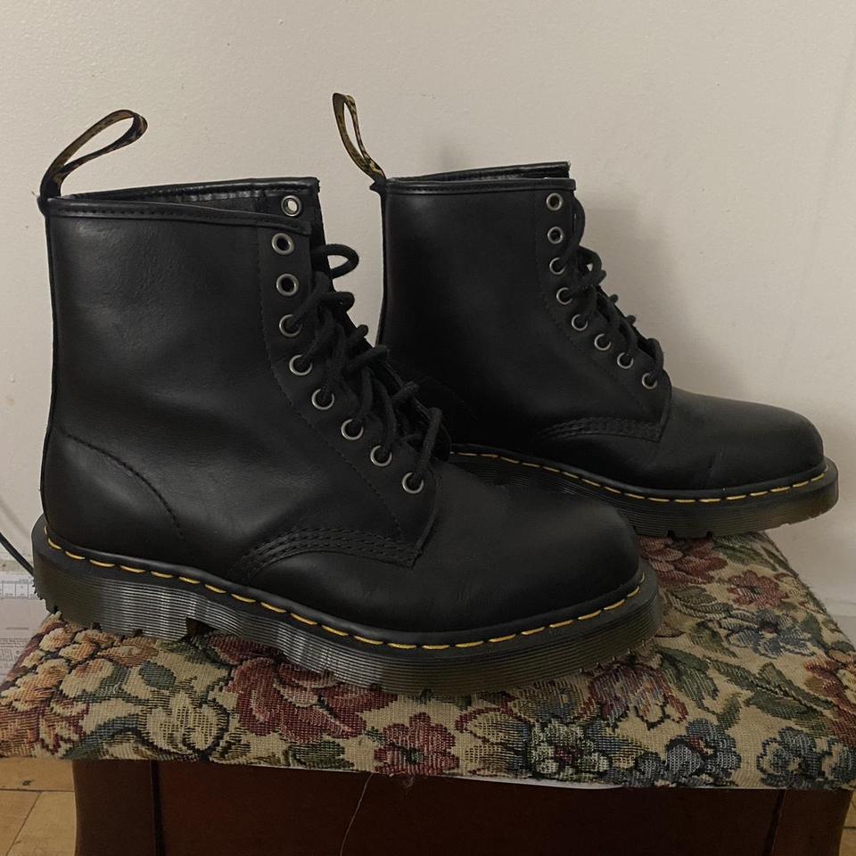 Dr best sale martens 24039