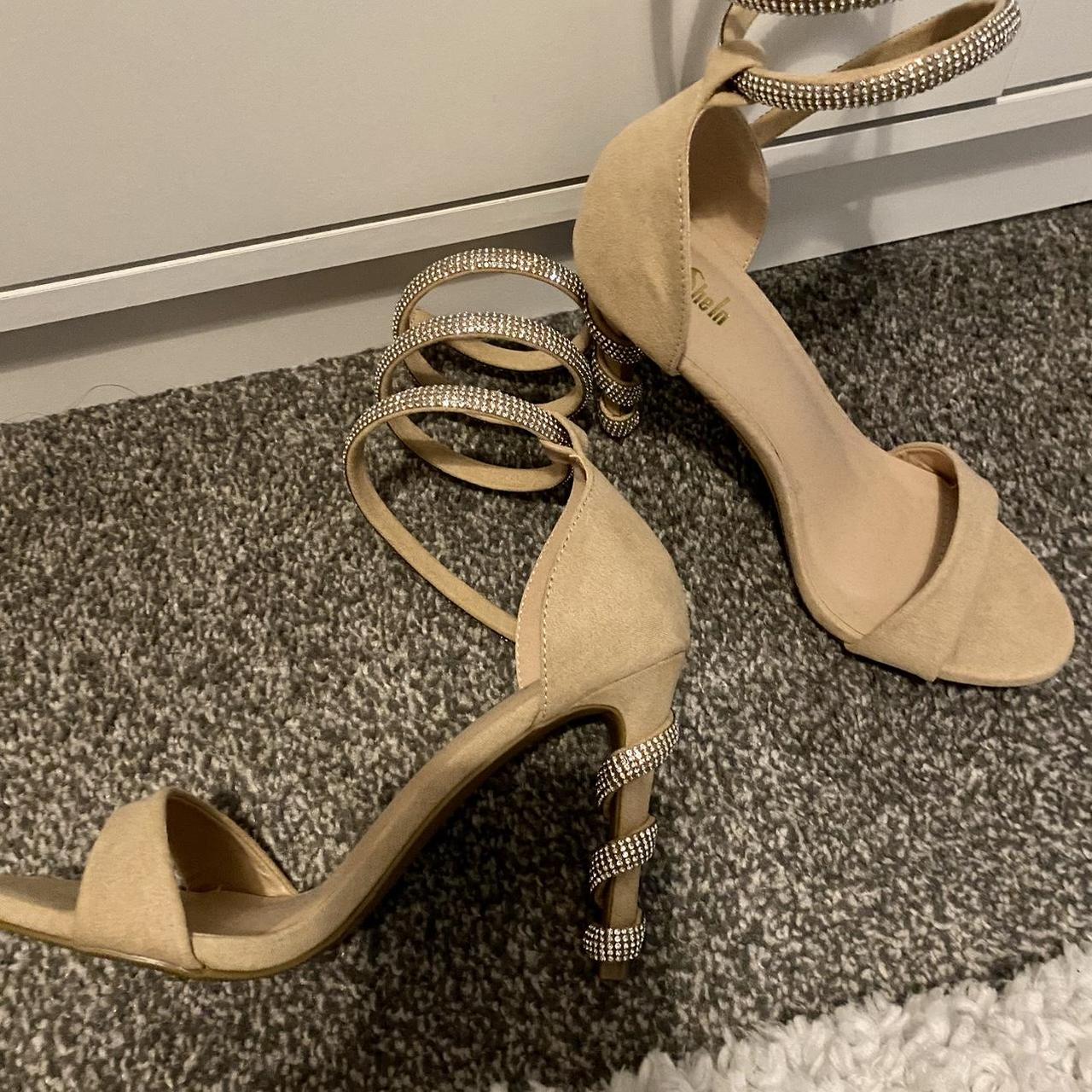 Nude heels 2025 size 4