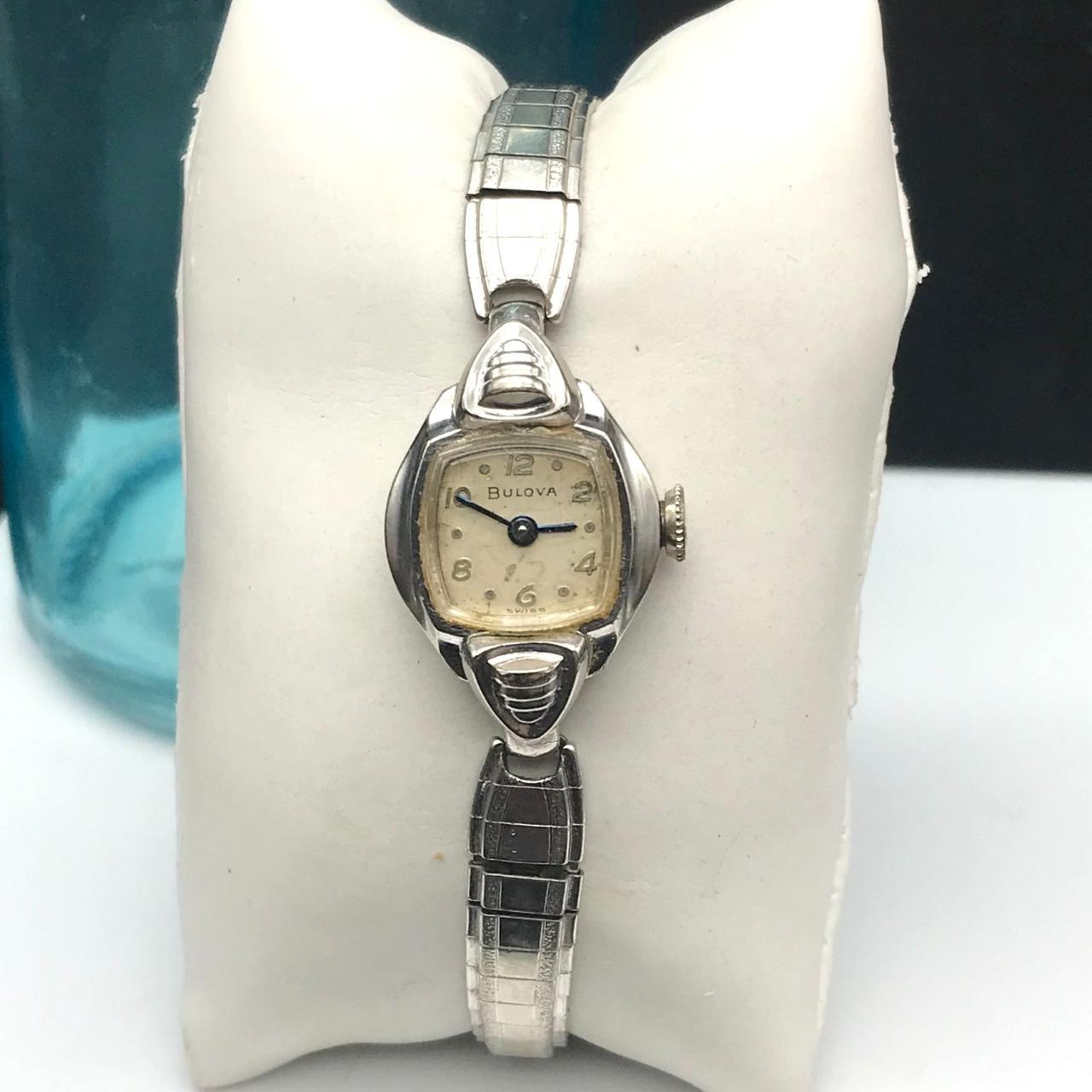 【お1人様1点限り】 Vintage Bulova L6 Women's Mechanical Watch with | Depop アナログ（手巻き）