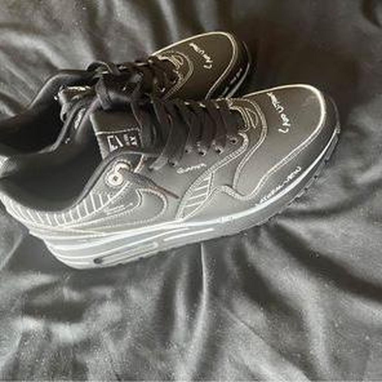 nike sketch to shelf black