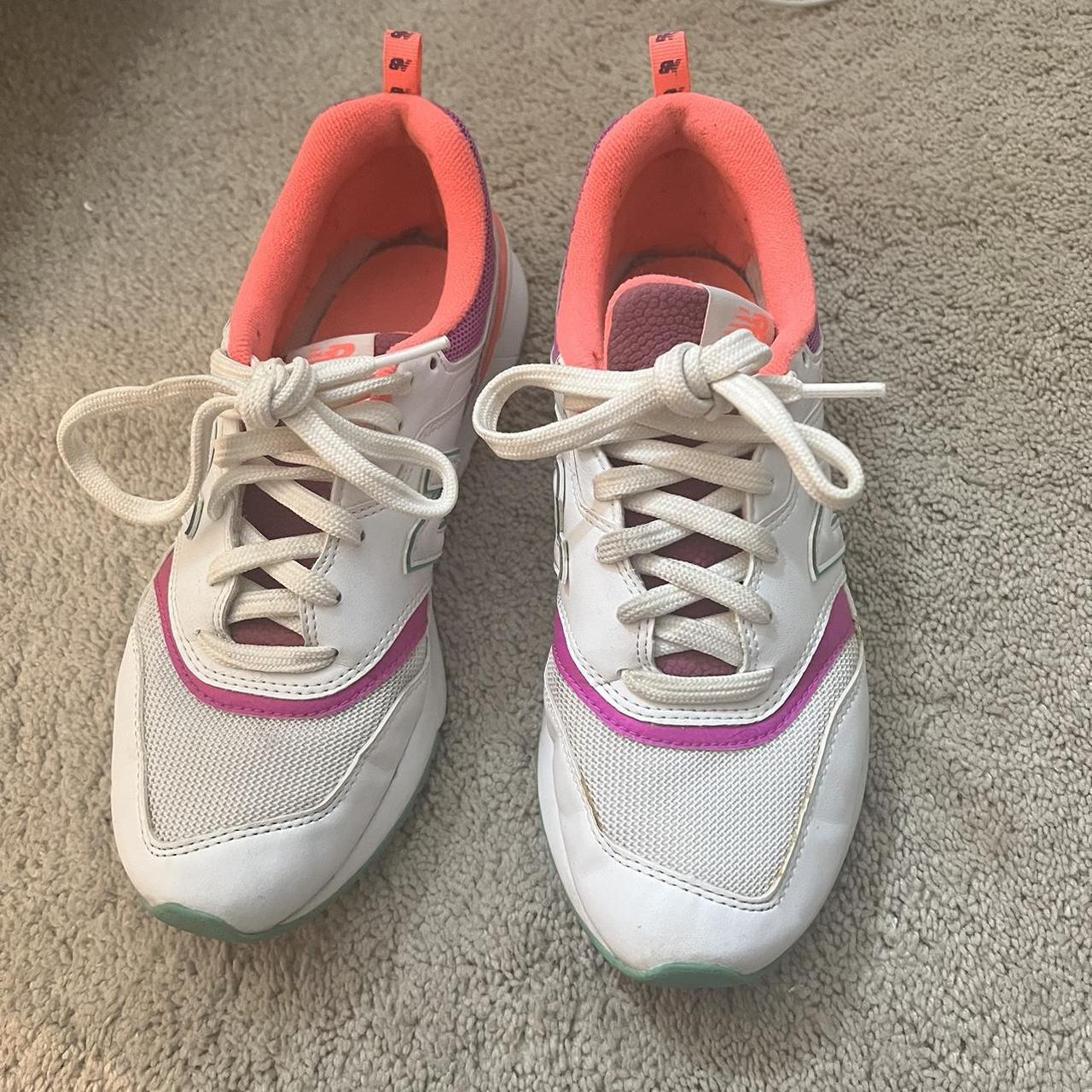 New Balance Women's White and Pink Trainers (3)