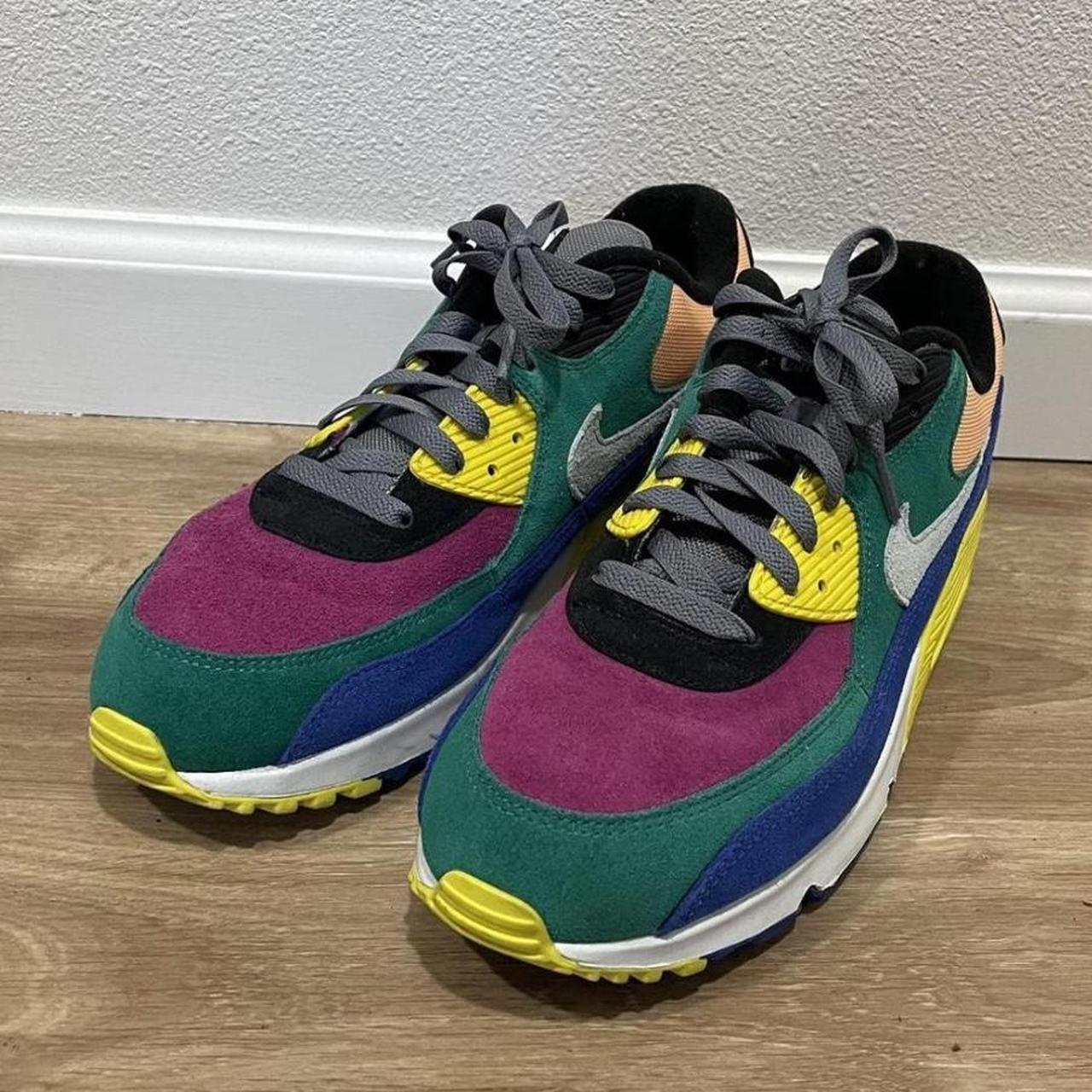 This pair of Nike Air Max 90 QS Viotech 2.0 sneakers...