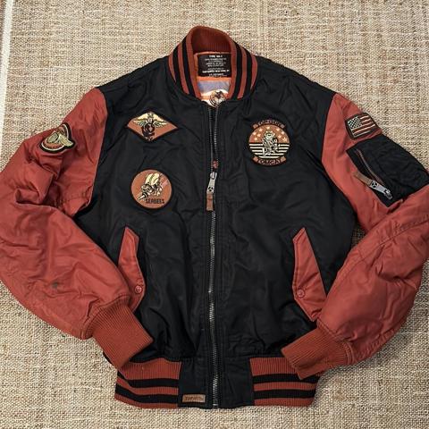 PATCH BOMBER JACKET - Intense red