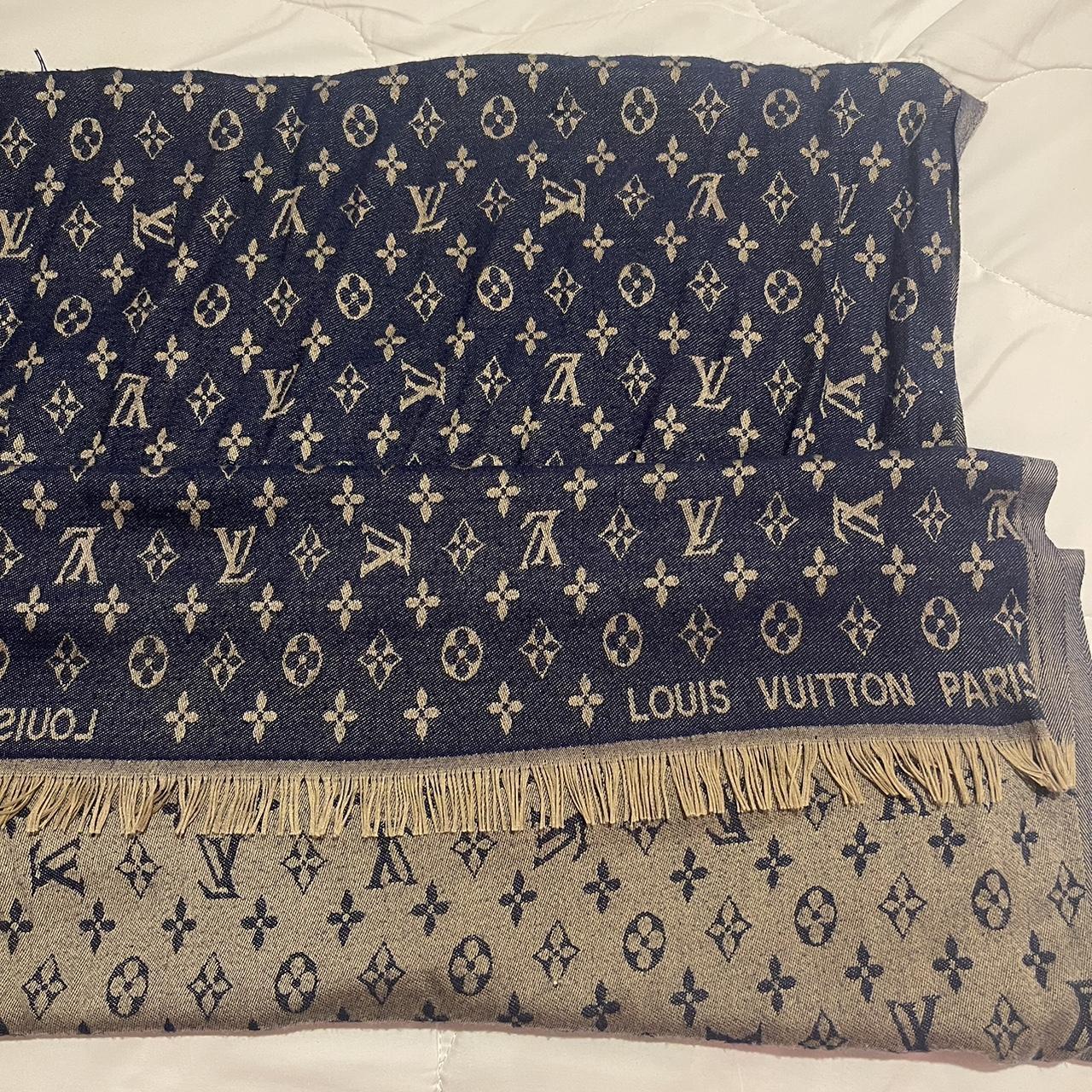 Grey louis-vuitton-scarf - Depop