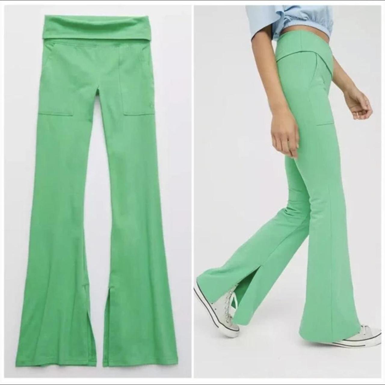 Kelly green Aerie flared leggings. Perfect for GBD