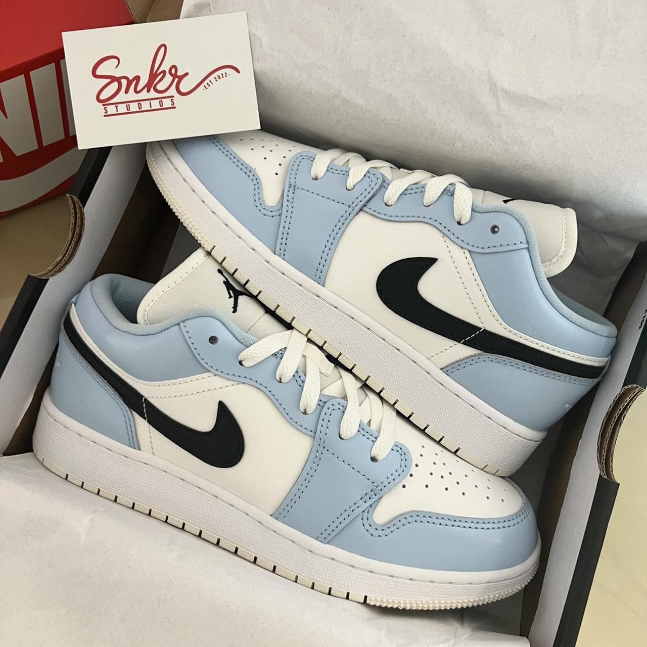 Nike Women's Blue and White Trainers | Depop