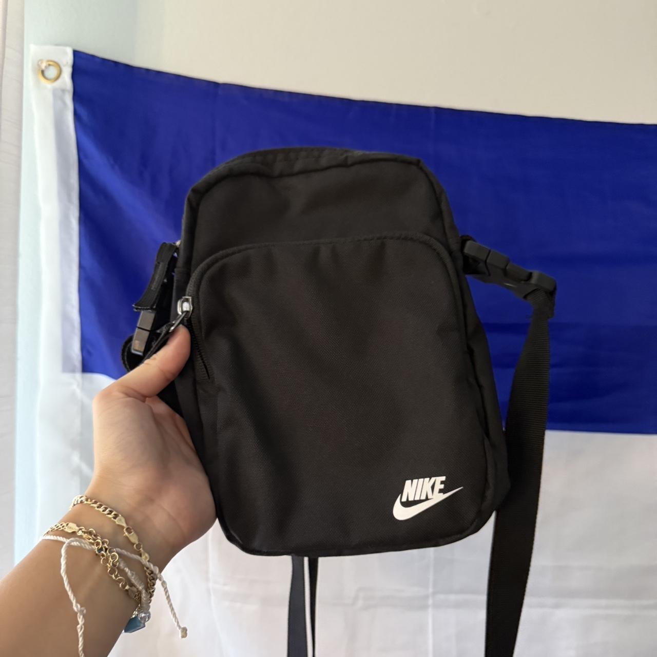 Nike crossbody-bag - Depop