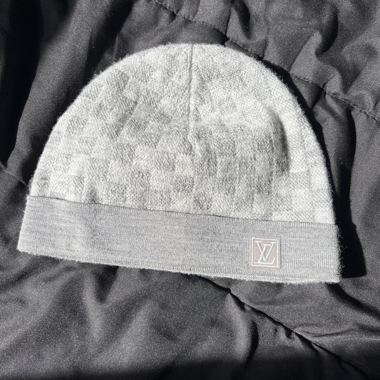 AUTHENTIC)✓ MENS LV (Louis Vuitton) Grey Beanie 2.0 And Scarf Set