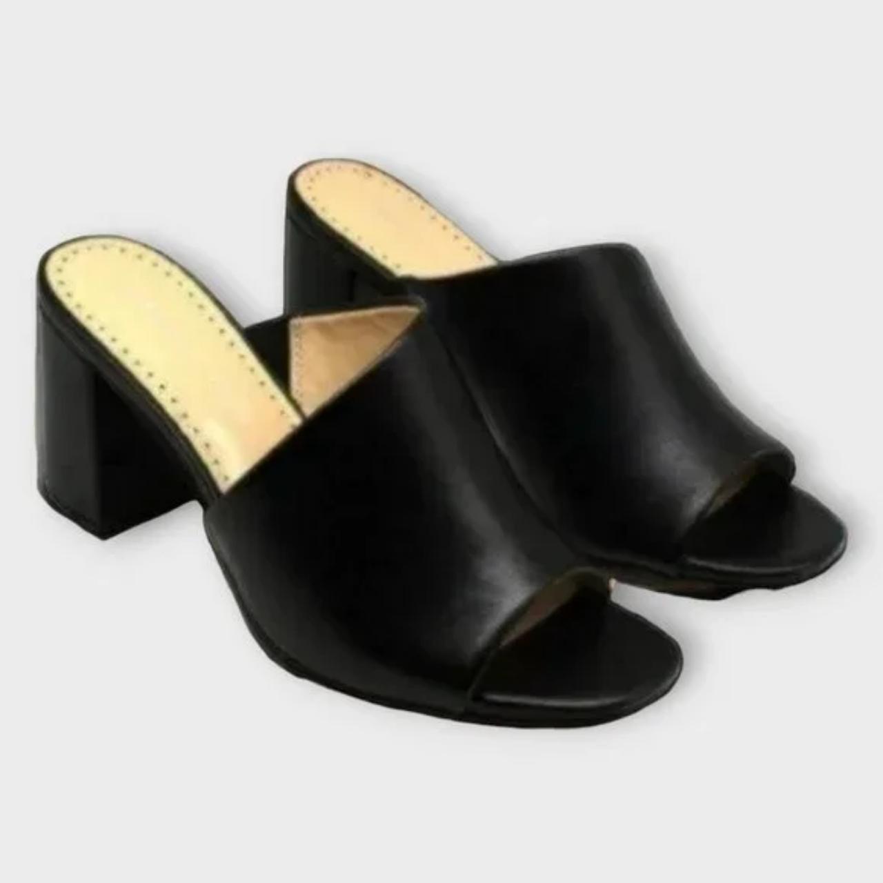 Adrienne Vittadini Sandals Color: black Material: - Depop
