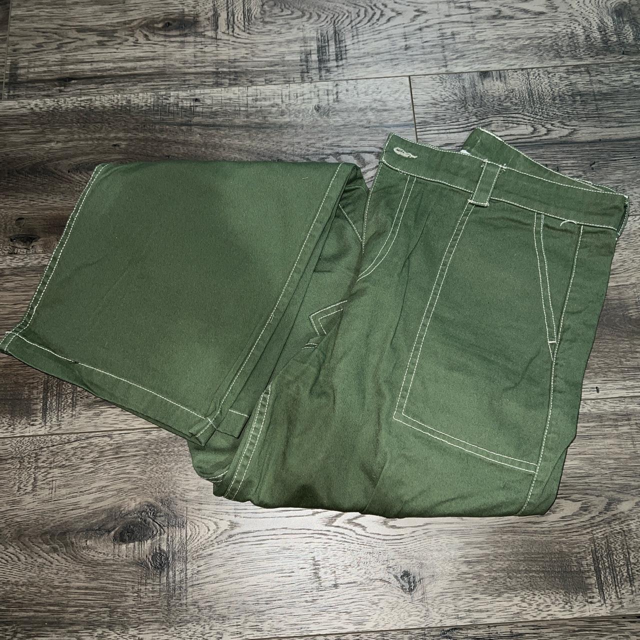 medium green cargo pants - Depop