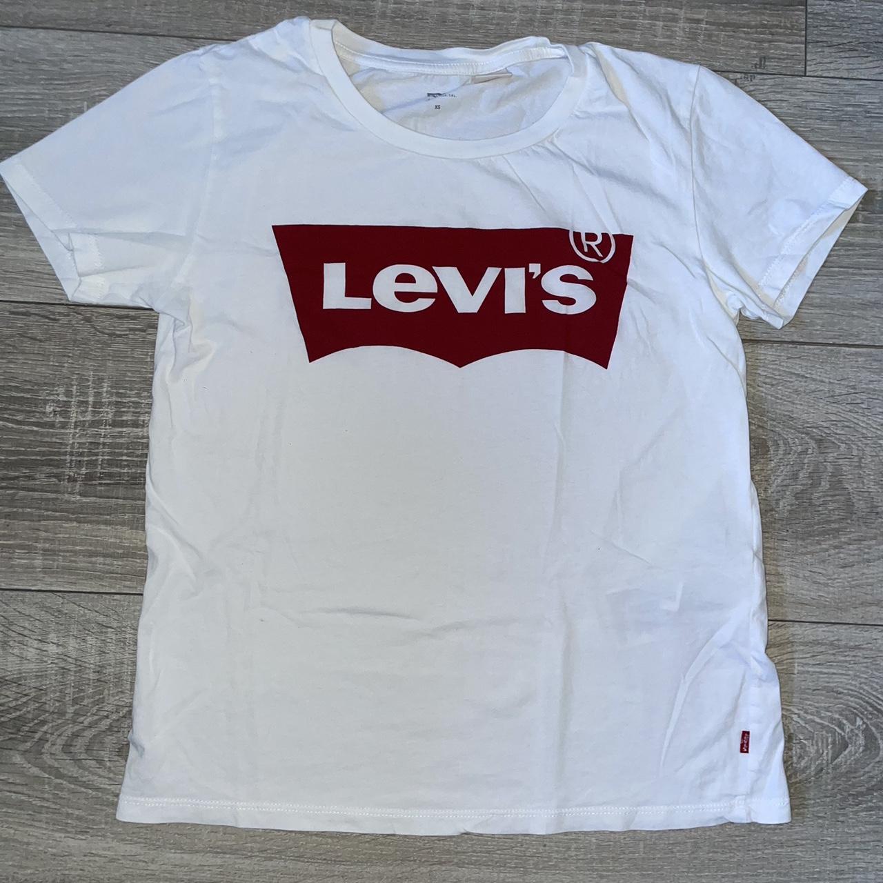 Levi's Women's Red and White Tshirt Depop