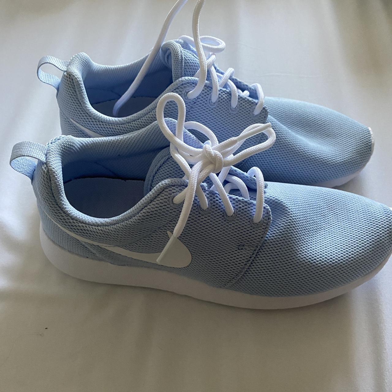 Nike roshe baby blue on sale