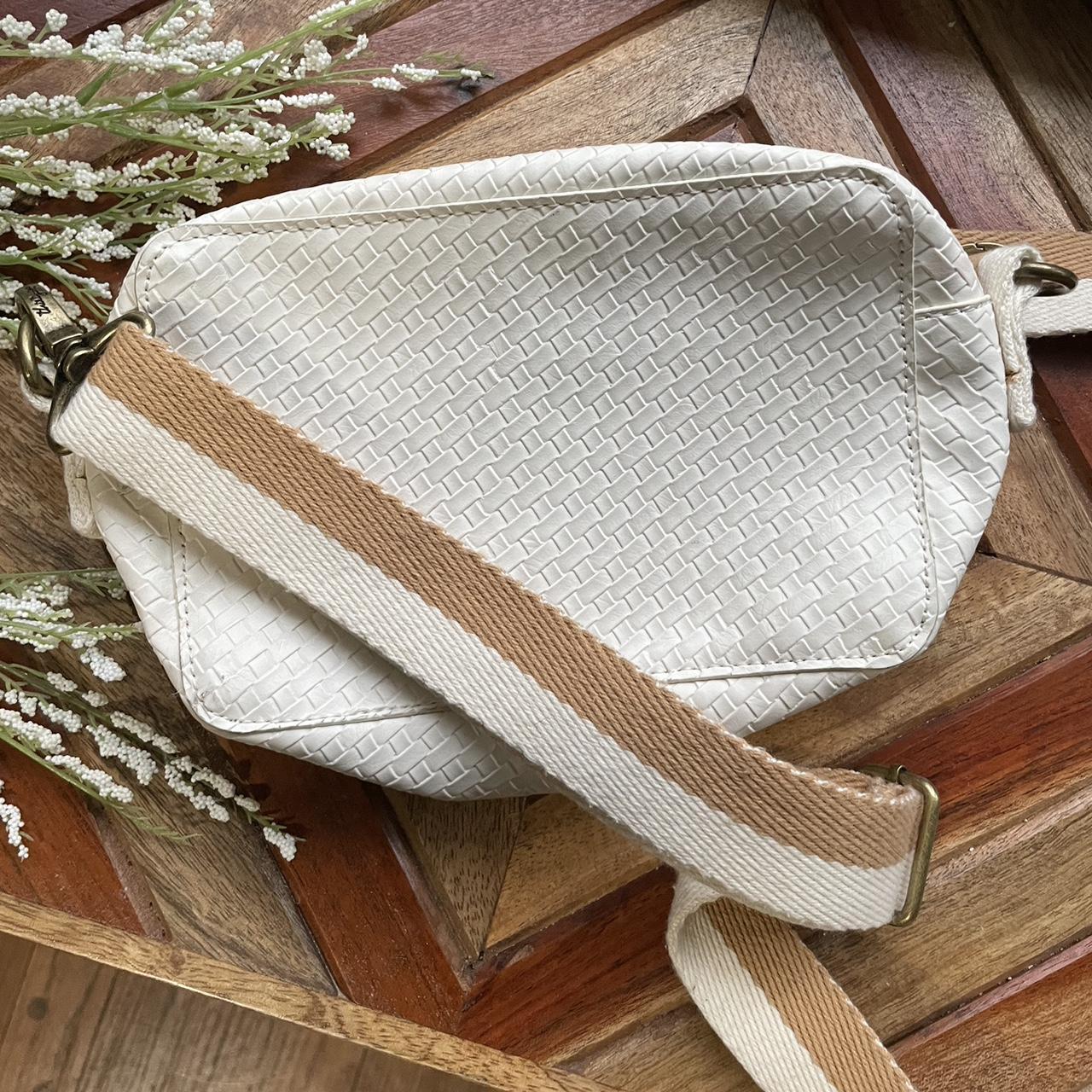 Cream colored shoulder bag with gold chain | Shoulder bag, Bags, Versatile  purse
