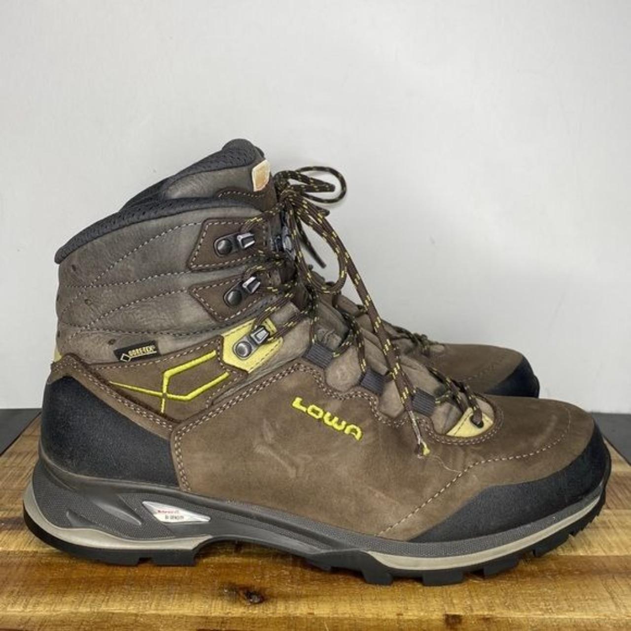 lowa hiking boots womens