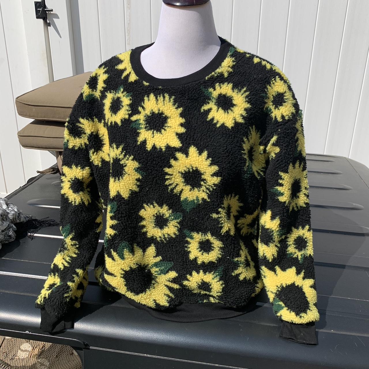 awesome sunflower sweater no tags. barely Depop