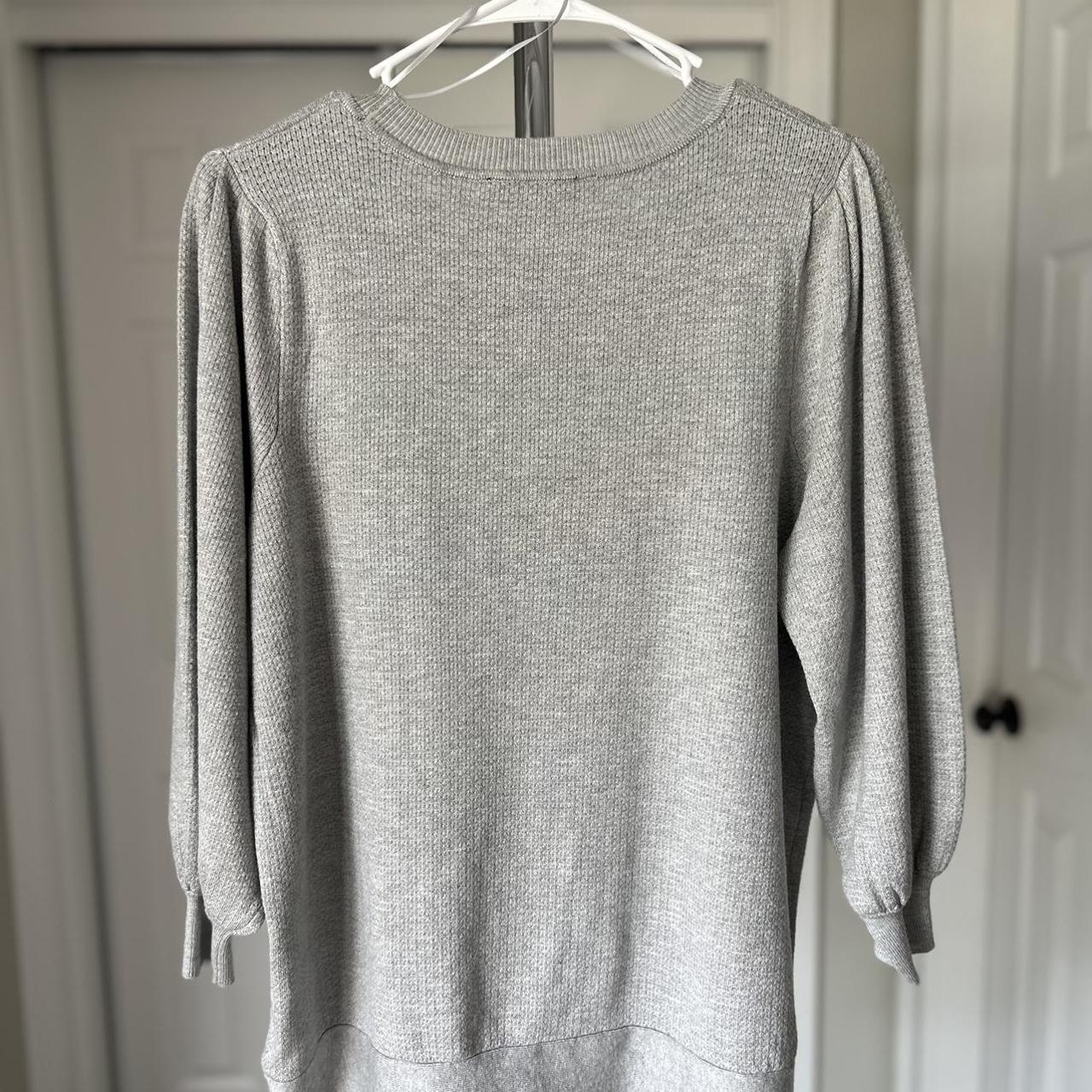 Vera Wang Women's Grey and Black Jumper | Depop