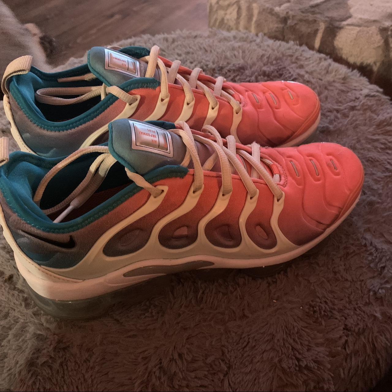 air vapormax plus lava glow size 7 woman s. small