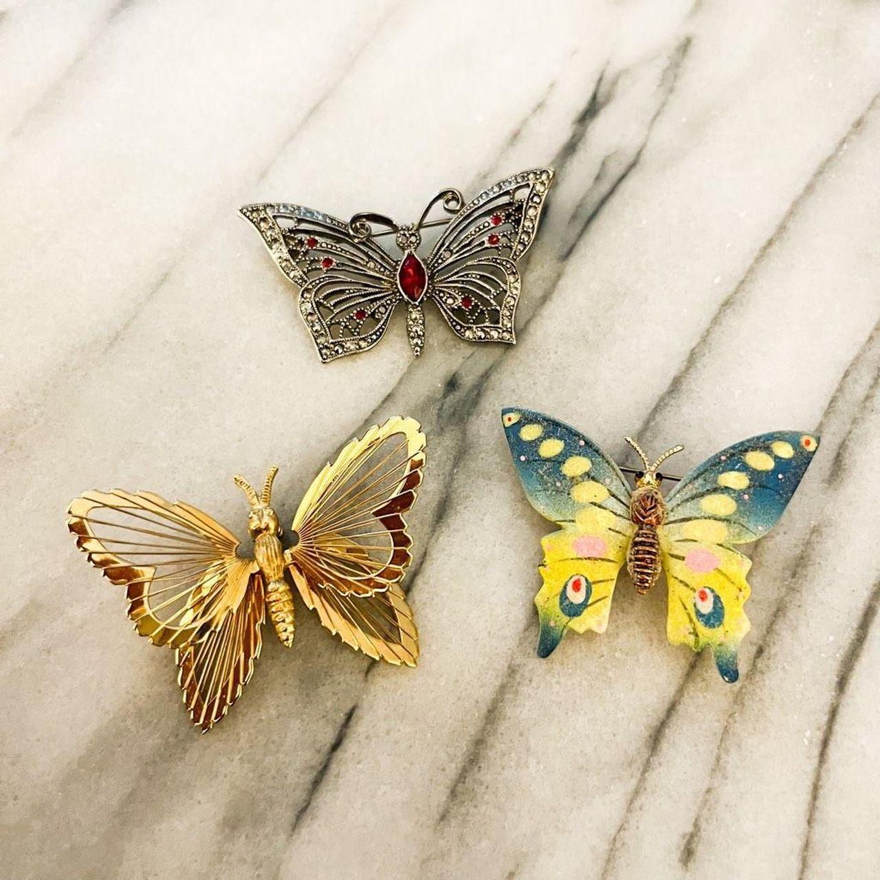 Set of 2 vintage Pins - set of 2 vintage pins, - Depop