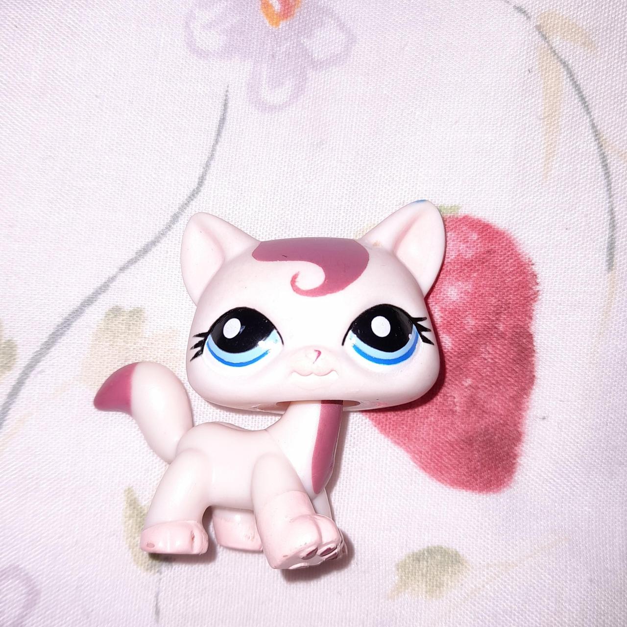 Littlest pet shop cat in good condition with just a... - Depop