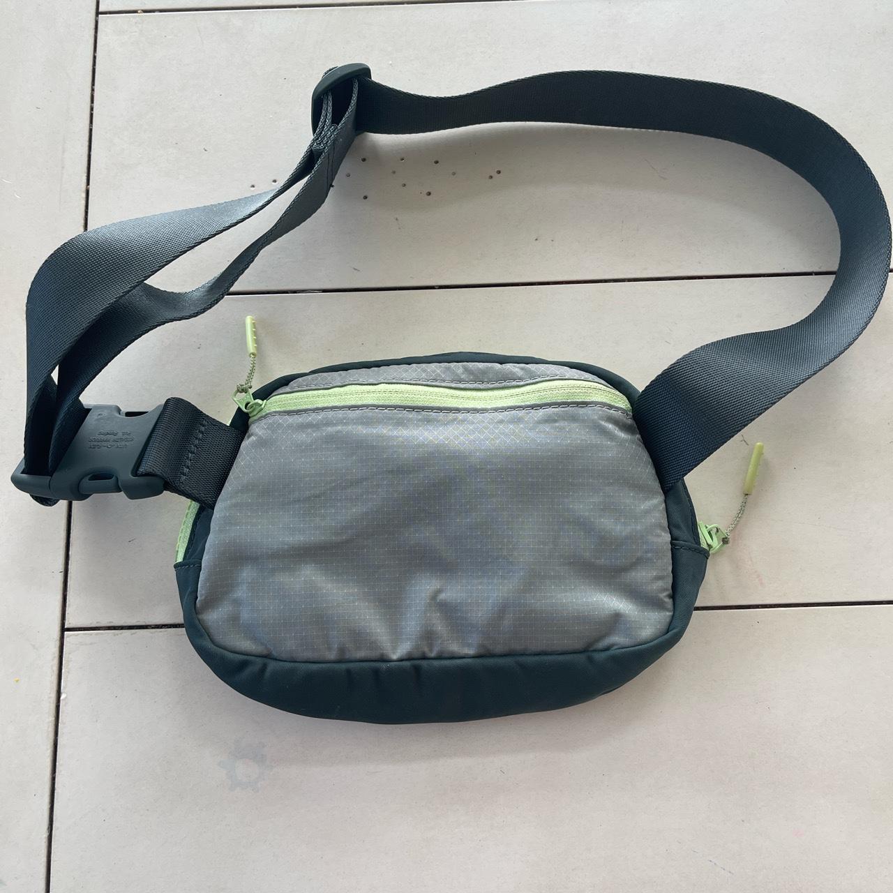 Lululemon Everywhere Belt Bag 2024 Green Fern / Smoked Spruce / Neo Mint