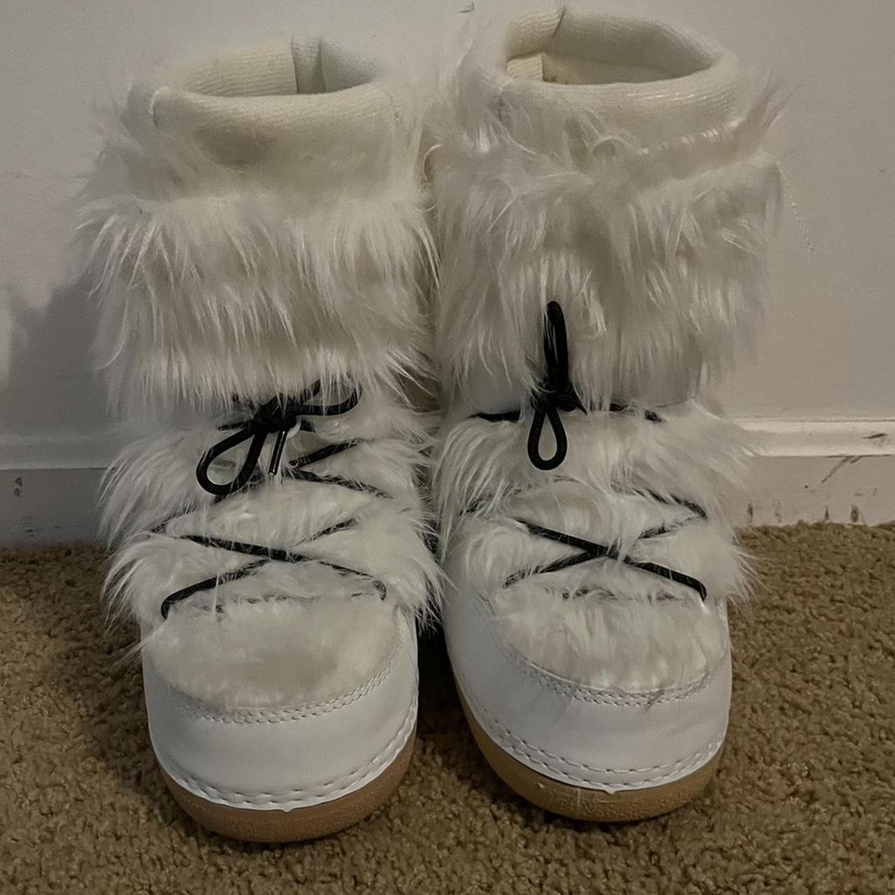 white fur snow boots☆ -only worn once! - the... - Depop