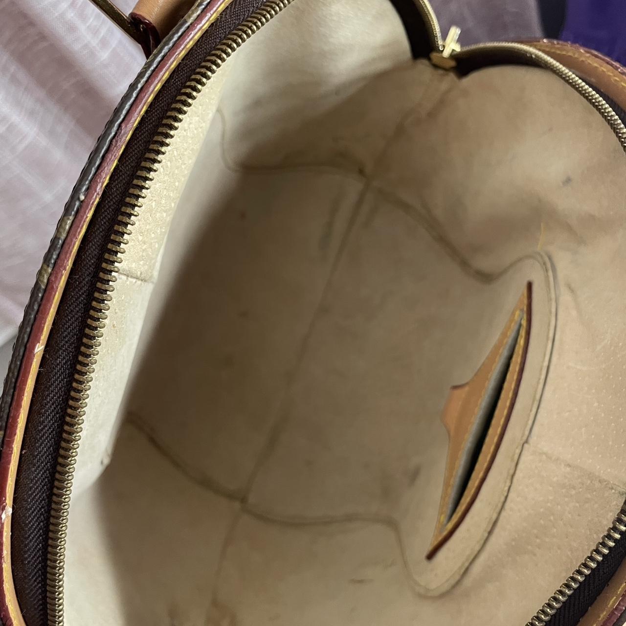 Louis vuitton purse medium size, any marks in the - Depop