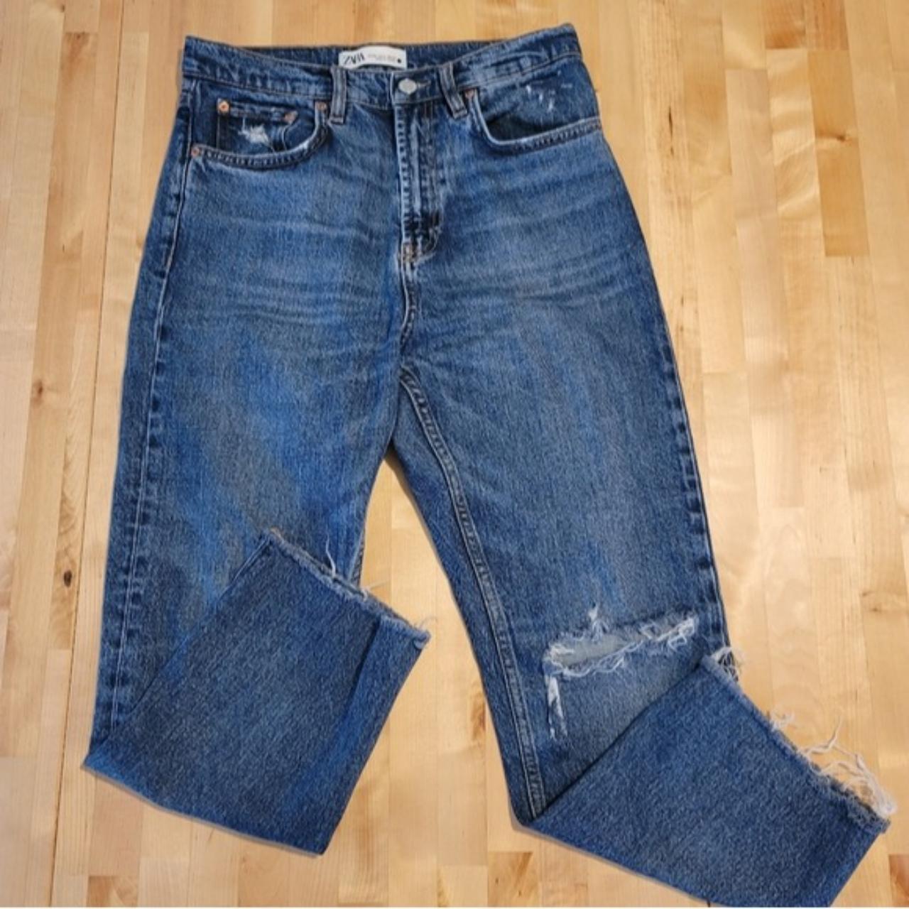 Zara High-Waisted Kick Crop Jeans Size 4, GUC,... - Depop