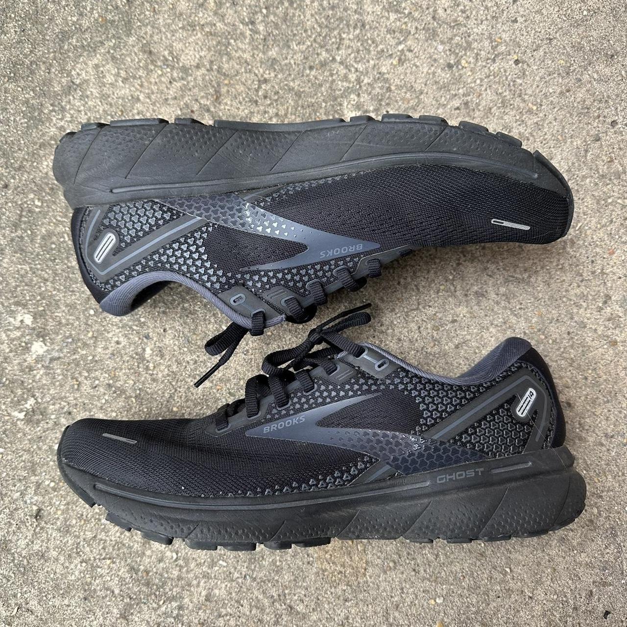 Brooks Men's Black and Grey Trainers | Depop