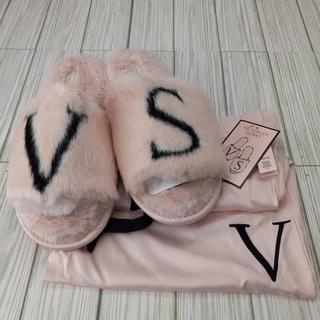 Louis Vuitton pink mink fur flip flops with gold - Depop