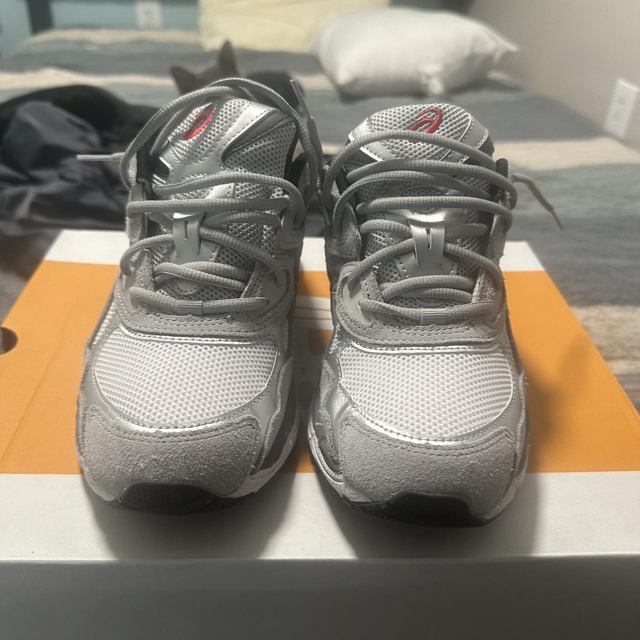 mens grey asics trainers