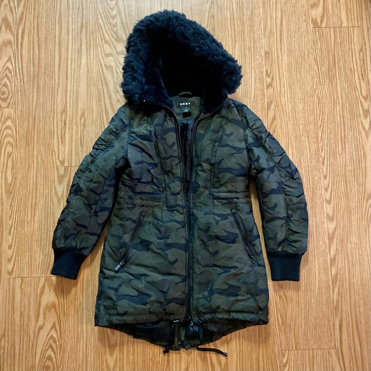 Dkny faux-fur-trimmed discount camo-print puffer coat