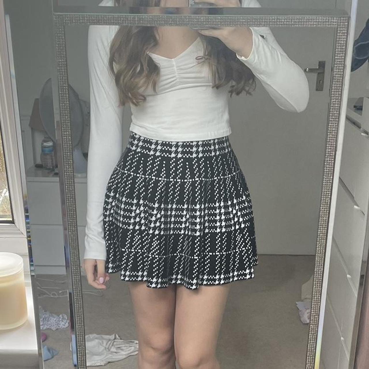 black and white dogtooth style skater skirt size uk... - Depop