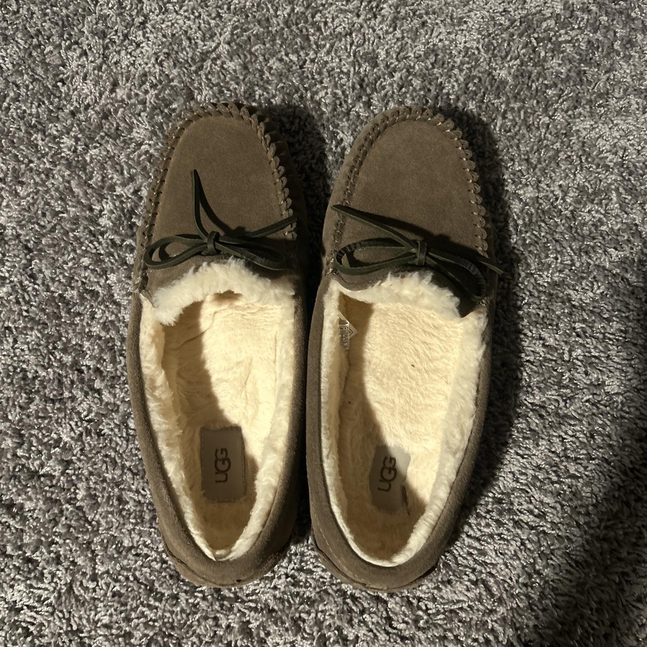 Size 11 UGG Slippers Barely Worn Run Small will fit Depop