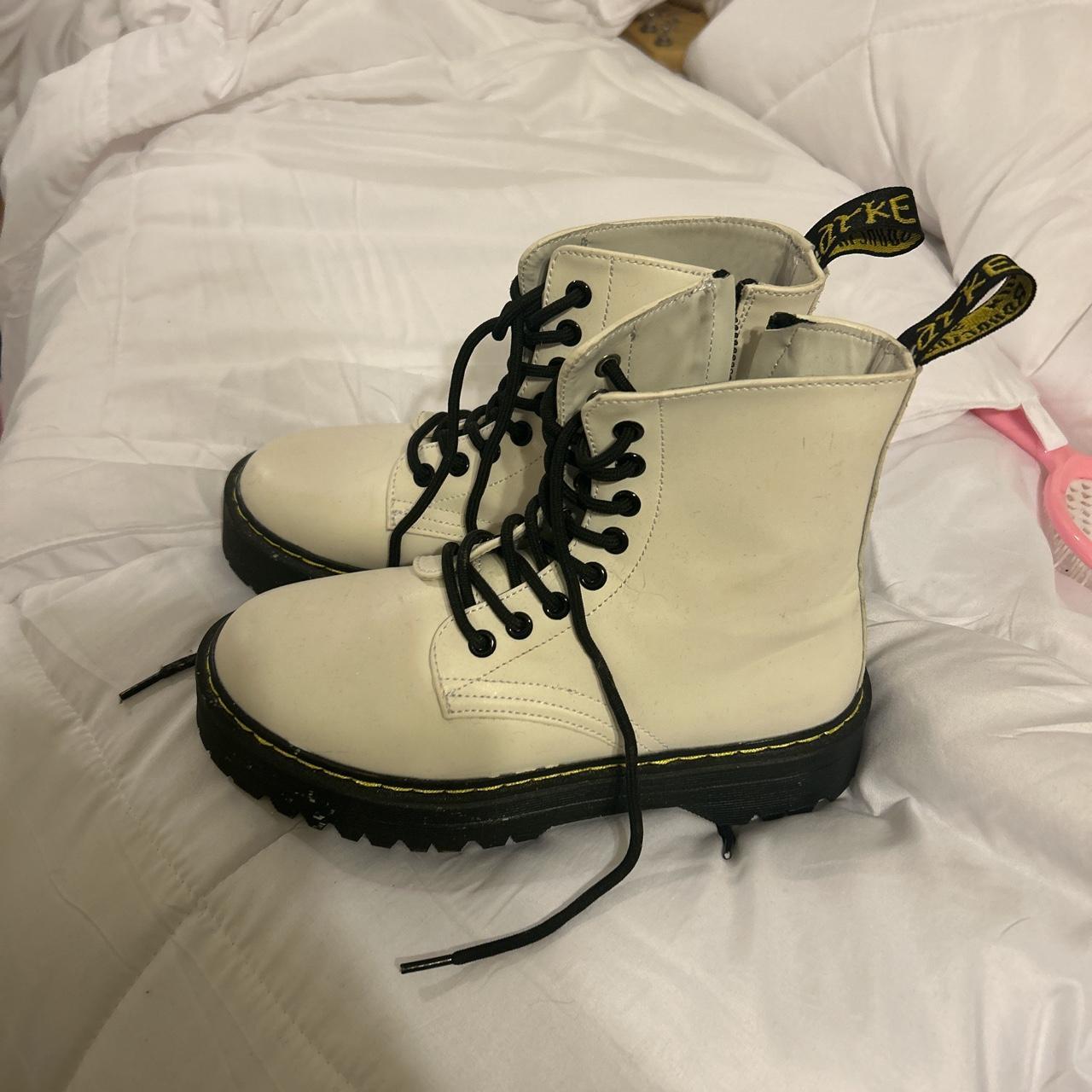 styling white dr martens