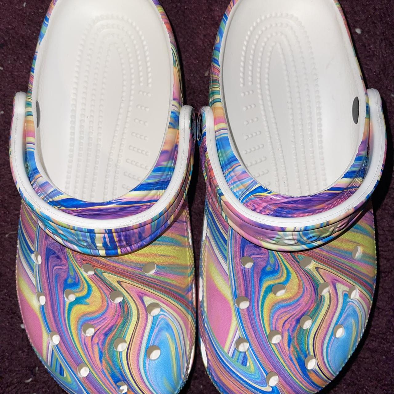 how to style tie dye crocs