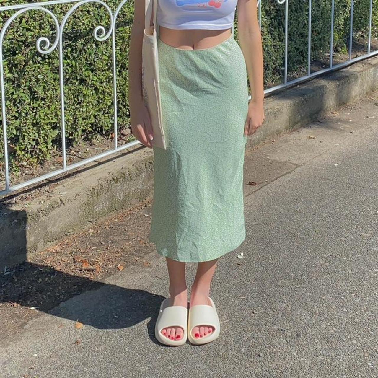 green floral glassons maxi skirt! size 6 💚 Depop