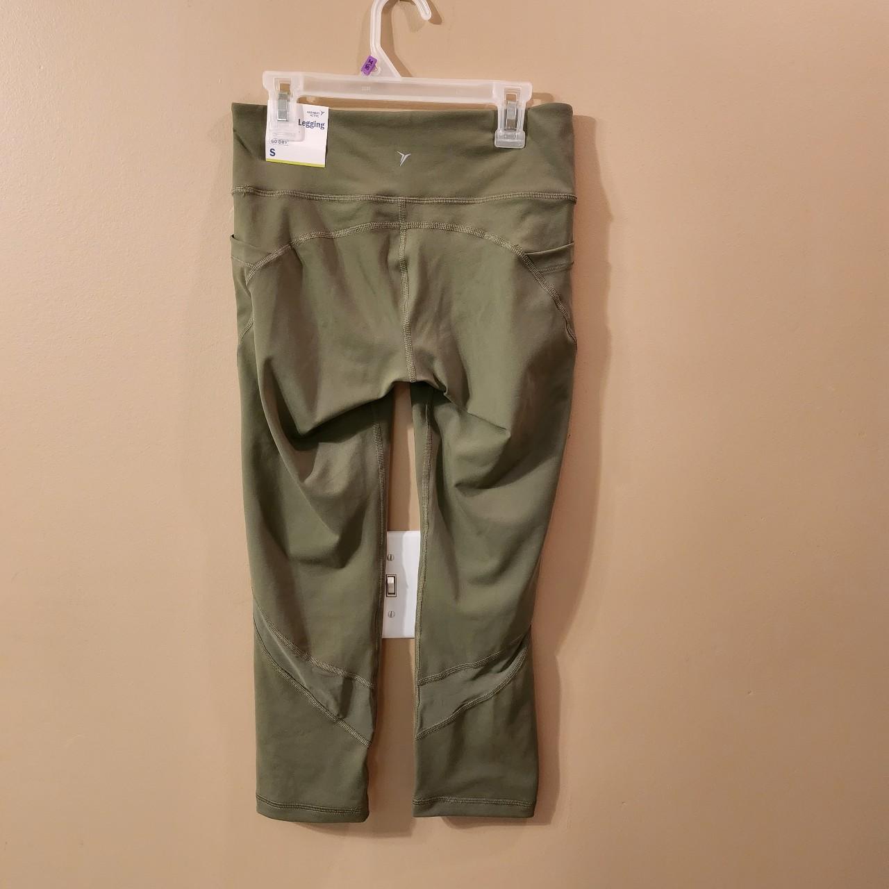Old Navy Active green mid-rise cropped Elevate - Depop