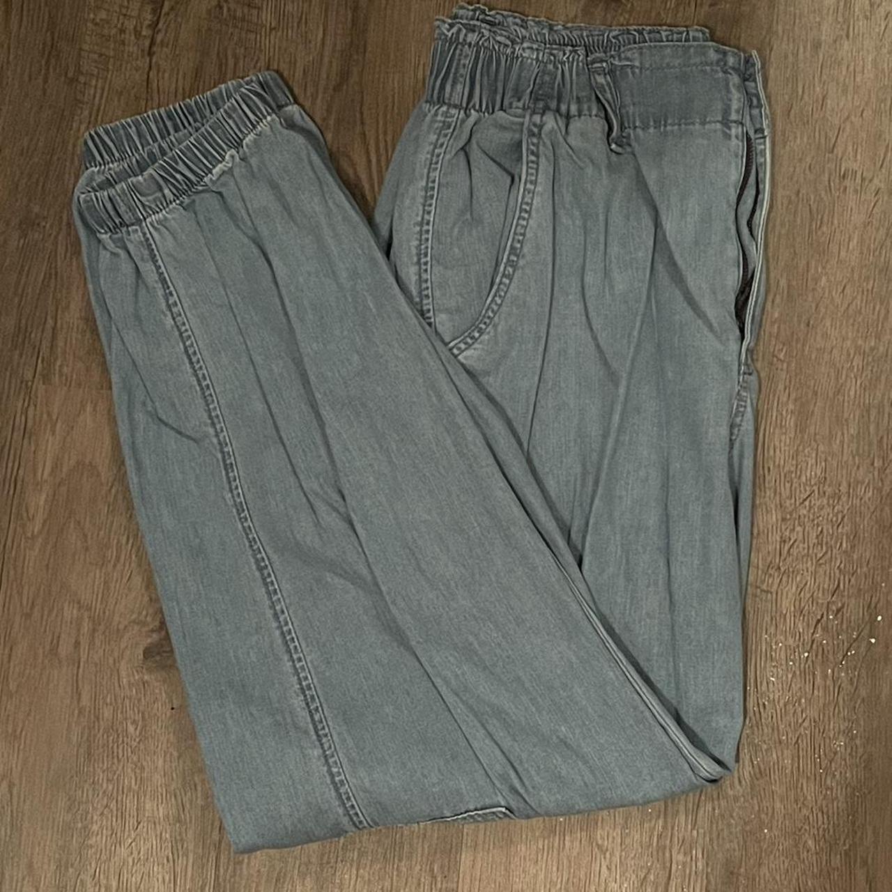 american eagle mom jean cargo joggers size 10 good... Depop