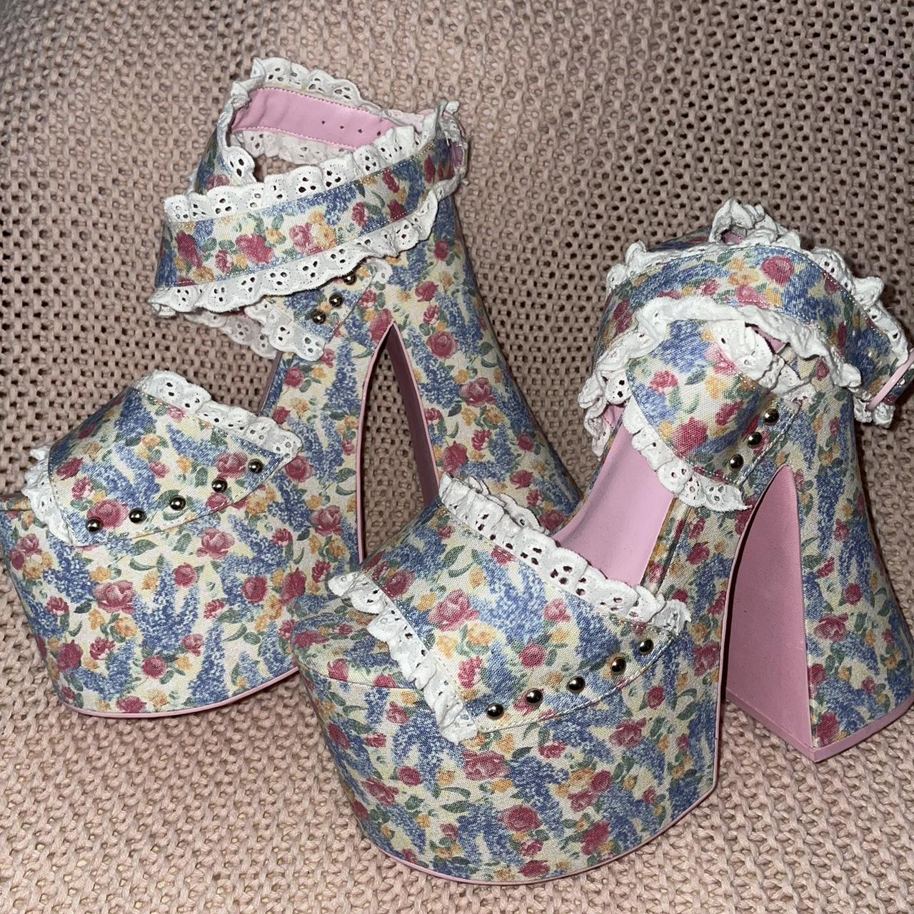 Size sugar thrillz floral satin platform