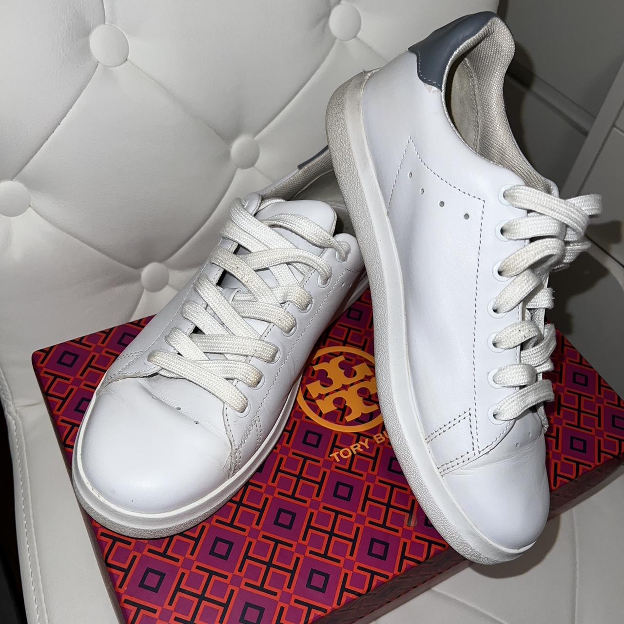 スニーカー TORY BURCH Woman Sneakers White 159962 104 Amazon.com | Tory Burch Women's Logo Howell Court Sneakers