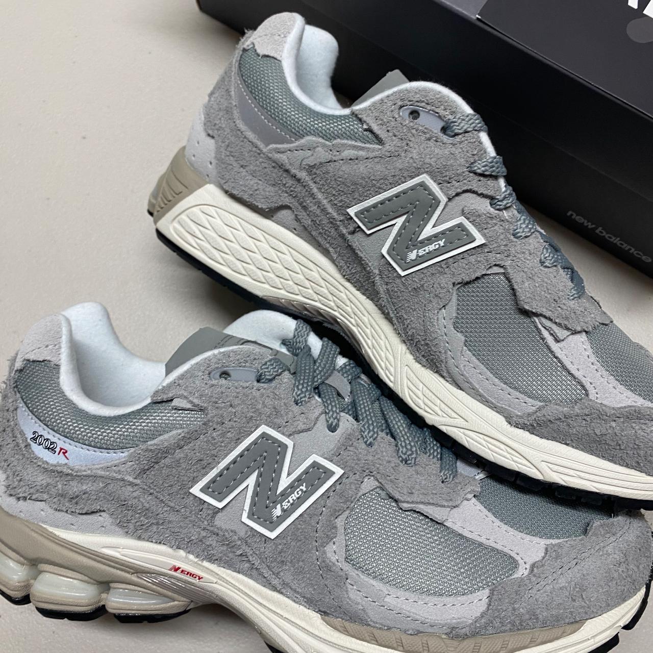 New Balance Men's Grey and White Trainers | Depop