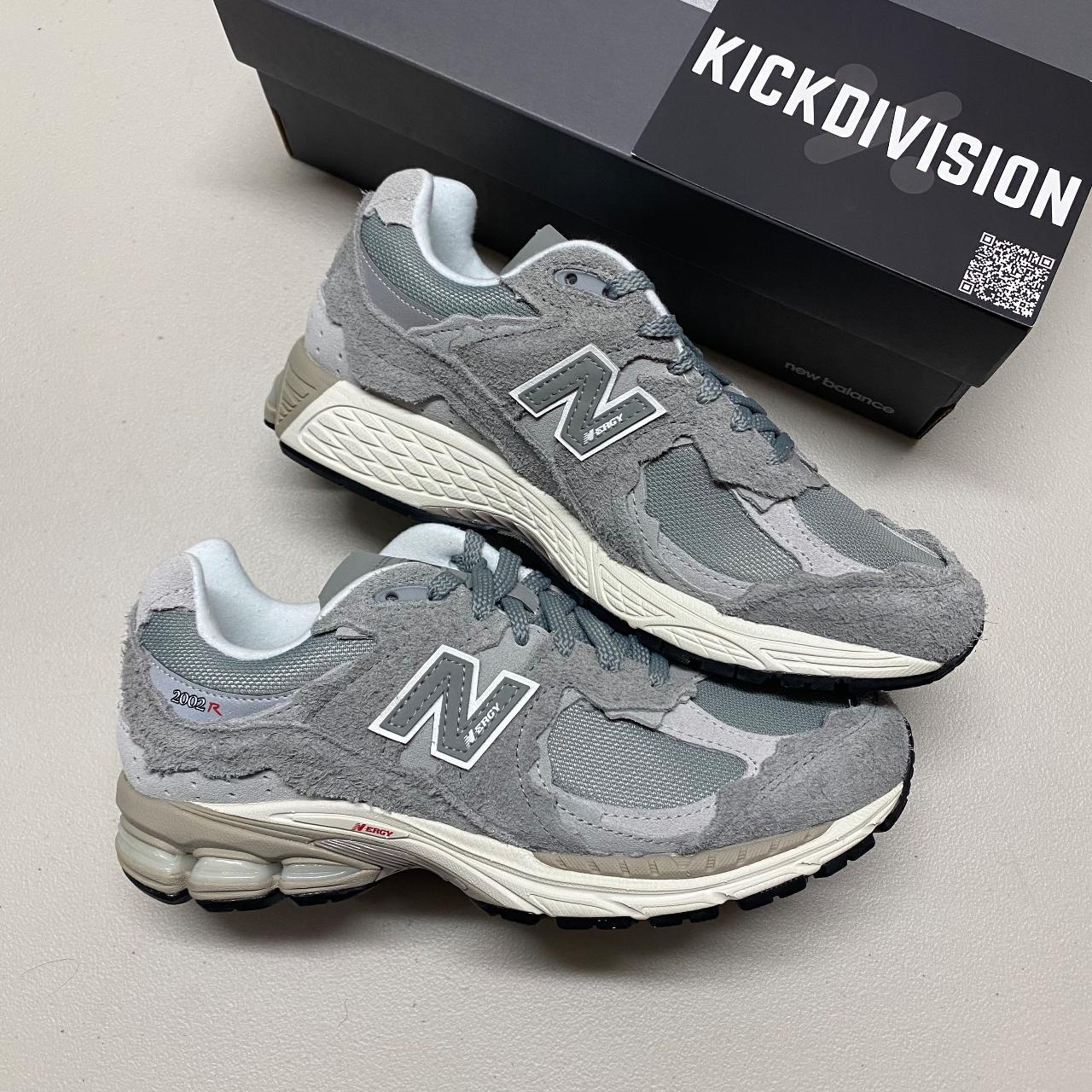 New Balance Men's Grey and White Trainers | Depop