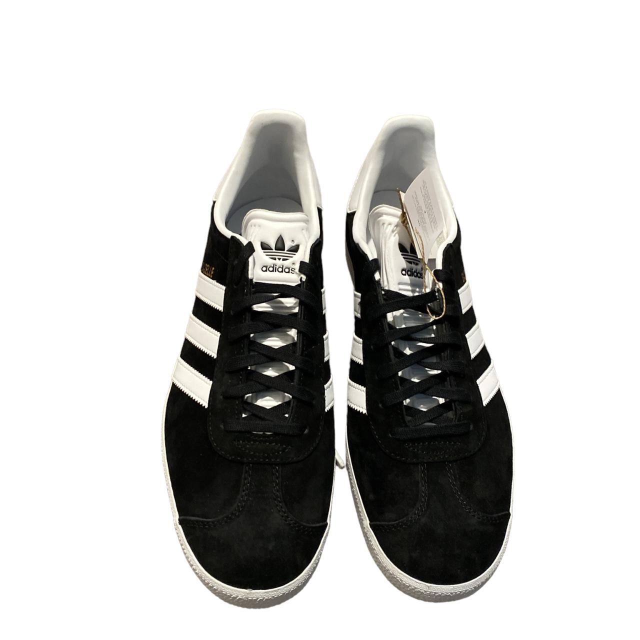 Adidas gazelle hotsell black white laces