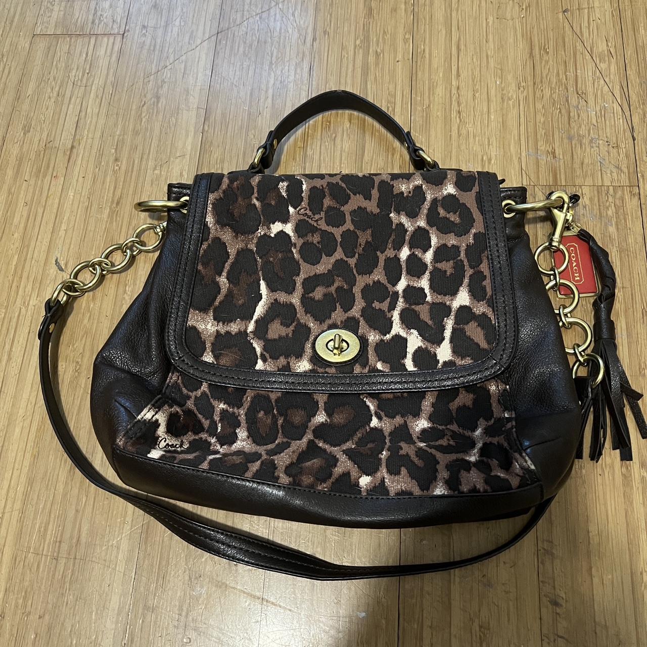 Medium size coach bag 3 different pockets. The