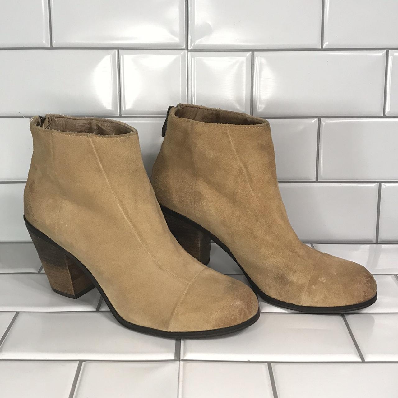 VINCE CAMUTO GRAYSEN Size 7.5 Tan Suede Distressed - Depop