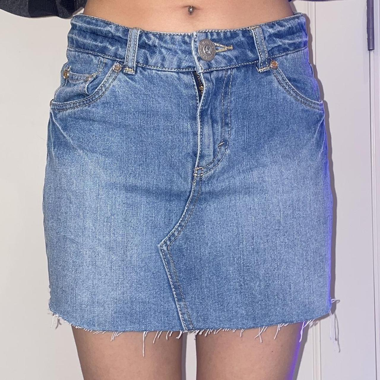 Levi’s Jean mini skirt with small built-in black... - Depop