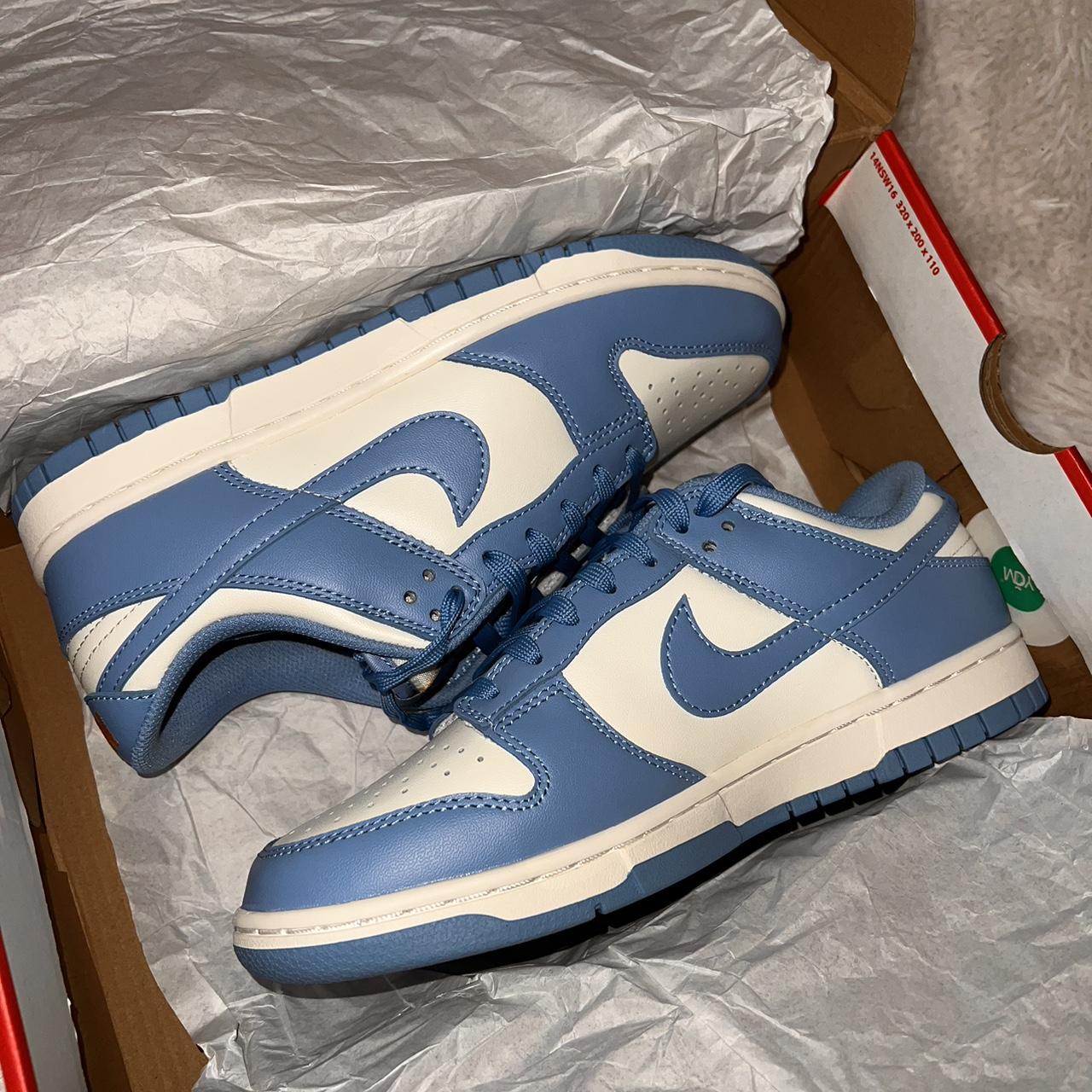 Nike Women's Blue Trainers Depop