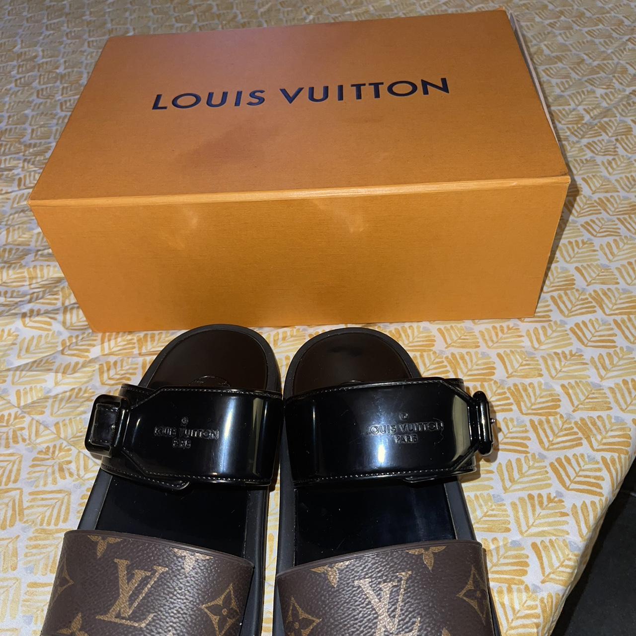 louis vuitton slippers size 5.5 fits 5.5 to 6 - Depop